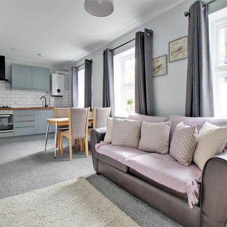 Nelson By The Docks Serviced Apartments By Roomsbooked Gloucester Bagian luar foto
