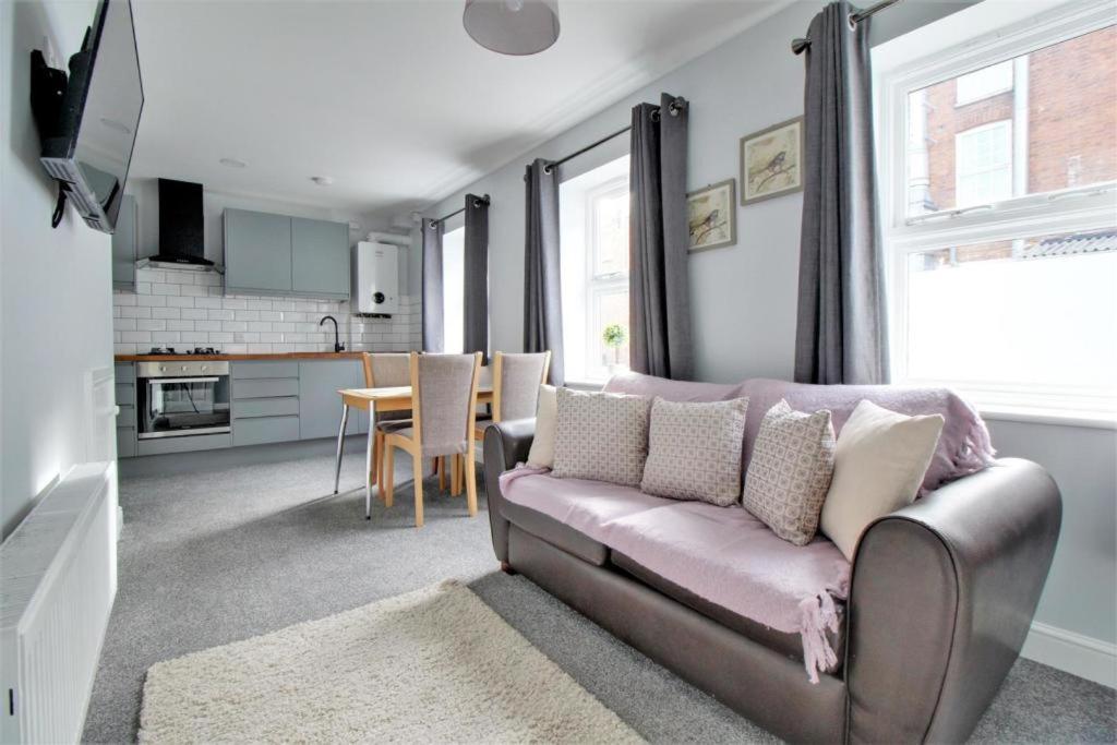 Nelson By The Docks Serviced Apartments By Roomsbooked Gloucester Bagian luar foto