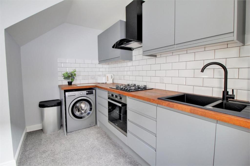 Nelson By The Docks Serviced Apartments By Roomsbooked Gloucester Bagian luar foto